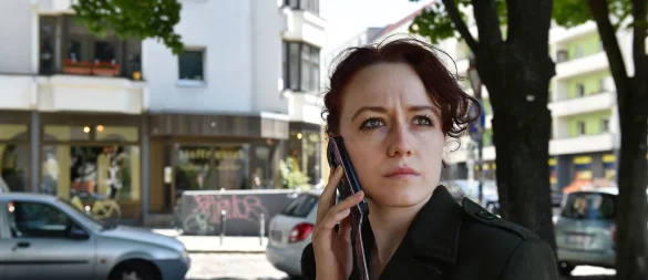 Notruf wählen! Wer Zeuge einer Straftat wird, sollte umgehend Hilfe holen. - © Jens Kalaene/dpa-tmn