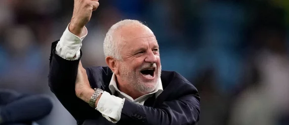 2022 nahm Iraks Trainer Graham Arnold mit Australien an der WM in Katar teil. - © Thanassis Stavrakis/AP/dpa