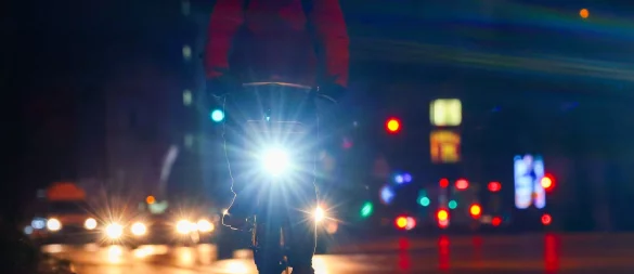 Gute Sichtbarkeit ist für Radfahrer im Herbst und Winter ganz besonders wichtig. - © Christian Charisius/dpa/dpa-tmn
