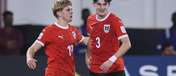 Johannes Moser (l) sorgt für den erstmaligen WM-Einzug. - © Hussein Sayed/AP/dpa
