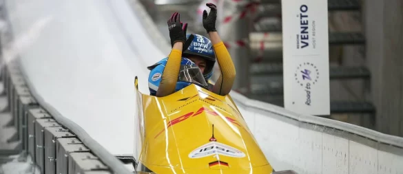 Die Peking-Olympiasiegerinnen Laura Nolte und Deborah Levi kamen im Zweierbob auf der neuen Olympia-Bahn in Cortina bestens zurecht und gewinnen. - © Andrew Medichini/AP/dpa