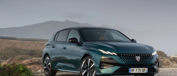 Facelift: Die aufgefrischte Frontpartie des Peugeot 308 kommt mit einer stark veränderten Lichtsignatur und beleuchtetem Löwenlogo. - © Peugeot/dpa-tmn