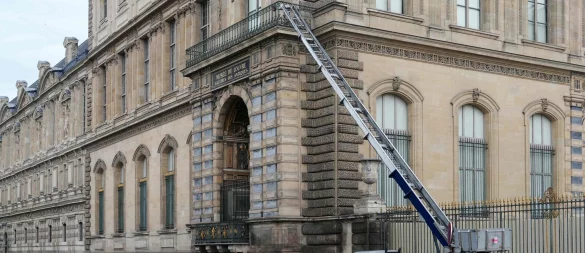 Nach dem Einbruch in den Louvre plant Hollywood eine Doku über den spektakulären Raub. (Archivbild) - © Dimitar Dilkoff/AFP/dpa