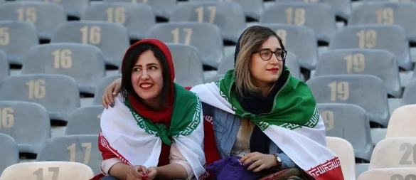 Frauen in Fußballstadien sind im Iran keine Selbstverständlichkeit. (Archivbild) - © Vahid Salemi/AP/dpa