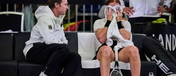 Ella Seidel vergräbt ihr Gesicht hinter einem Handtuch - Teamchef Rainer Schüttler tröstet. - © Mathias Schulz/dpa