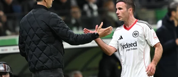 Hat das Haar wieder schön: Fußball-Star Mario Götze (r./Archivfoto) - © Arne Dedert/dpa