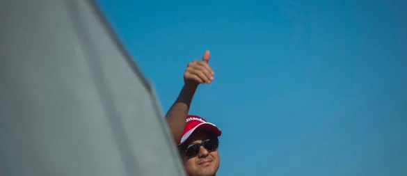 Daumen hoch für den Kampf um den WM-Titel von 2008: Felipe Massa. (Archivbild) - © picture alliance / dpa