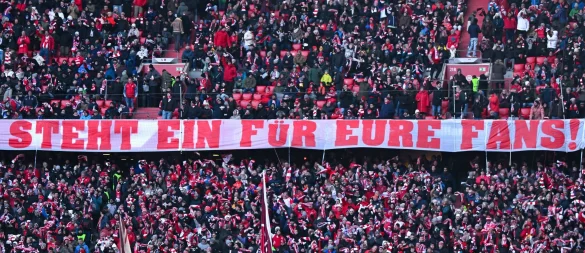 Ein Fan-Plakat in der Münchner Arena. - © Sven Hoppe/dpa