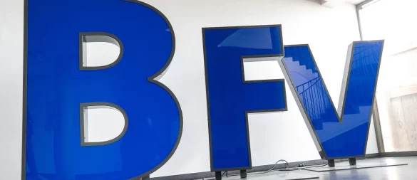 Der BFV ermittelt nach Drohungen gegen einen zwölf Jahre alten Schiedsrichter. - © Peter Kneffel/dpa