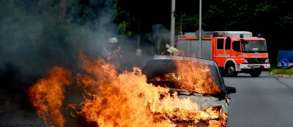 Wenn das Auto brennt, sollten Betroffene schnell die Rettungsstelle informieren - also 112 wählen. - © Benjamin Nolte/dpa-tmn