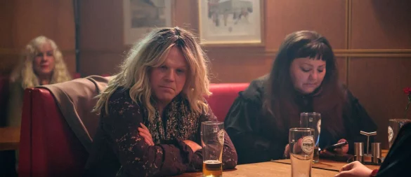 In einer Kneipe freundet sich Berit (Anders Baasmo, l.) mit einer Frau und zwei Männern an, die sich dort regelmäßig an einem Stammtisch treffen. - © Lukas Salna/ZDF/dpa