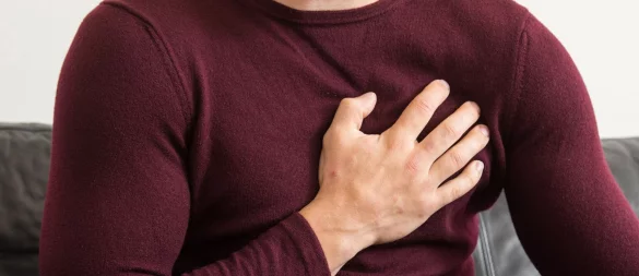 Druck und Schmerzen in der Brust: Was tun bei einem Angina-Pectoris-Anfall? - © Christin Klose/dpa-tmn