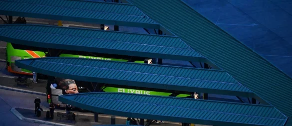 Flixbus stockt sein Angebot rund um die Feiertage auf: Auf beliebten Strecken fahren deutlich mehr Busse als sonst. - © Sebastian Gollnow/dpa/dpa-tmn