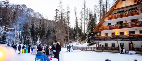 Eisig eingedeckt: speisen auf dem gefrorenen Sompunt-See in Alta Badia. - © Manuel Glira/Alta Badia/dpa-tmn