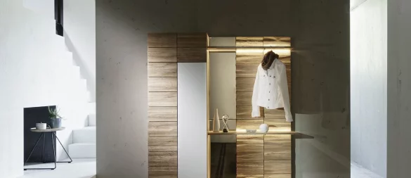 Ein Schrank mit Spiegel und Beleuchtung im Flur sorgt für Stauraum und ist praktisch, um kurz einen Blick aufs Outfit zu werfen. - © Voglauer/DGM/dpa-tmn