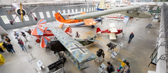 Das aus den Beständen des Deutschen Museums stammende niederländische Fokker-Jagdflugzeug wurde früher in Schleißheim ausgestellt, hier im Vordergrund. (Archivbild) - © Peter Kneffel/dpa