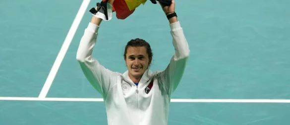 Zverev jubelte mit Deutschland-Fahne über den Viertelfinalsieg gegen Argentinien. - © Luca Bruno/AP/dpa