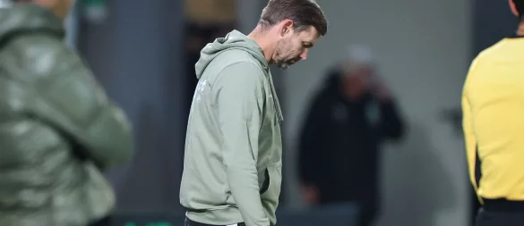 Der Druck auf Fürths Trainer Thomas Kleine wächst. - © Daniel Karmann/dpa