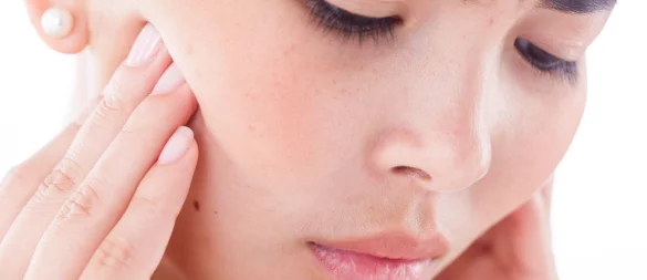 Druck im Oberkiefer: Treten bei einer Erkältung Zahnschmerzen auf, kann es sich um eine Nasennebenhöhlenentzündung handeln. - © Christin Klose/dpa-tmn