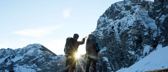 Am besten, wenn es noch hell ist: Wer sich zur dunklen Jahreszeit in die Berge aufmacht, sollte möglichst gut geplant haben. - © Angelika Warmuth/dpa/dpa-tmn