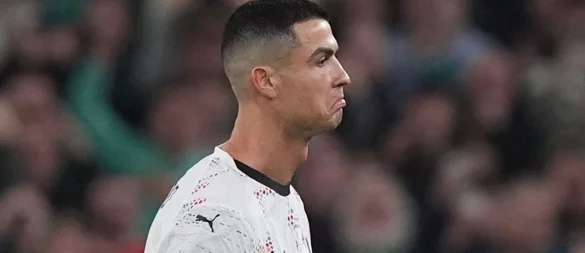 Cristiano Ronaldo verlässt den Platz nach seiner Roten Karte in Irland. - © Niall Carson/PA Wire/dpa