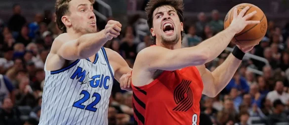 Franz Wagner (links) lieferte am Ende den Pass zum entscheidenden Korb der Partie. - © John Raoux/AP/dpa