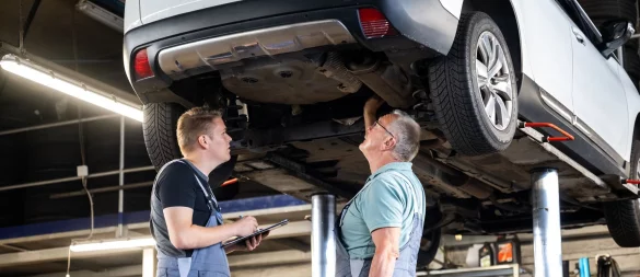 Generationenübergreifende Zusammenarbeit in der Automontage: Während oft von Konflikten zwischen Jung und Alt die Rede ist, zeigt die Realität am Arbeitsplatz ein anderes Bild. - © Benjamin Nolte/dpa-tmn