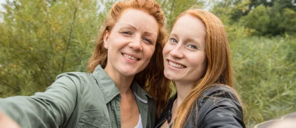 Aus den Augen verloren und nach Jahren wiedergefunden. Es klappt in rund jedem dritten Fall, dass man eine alte Freundschaft wiederbelebt, so der Test eines Freundschaftsexperten. - © Christin Klose/dpa-tmn