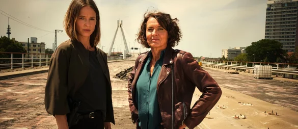 Die Ludwigshafener Kommissarinnen Johanna Stern (Lisa Bitter, links) und Lena Odenthal (Ulrike Folkerts) in einer Szene aus dem «Tatort»-Krimi «Mike & Nisha». (Archivbild) - © Benoît Linder/SWR/dpa