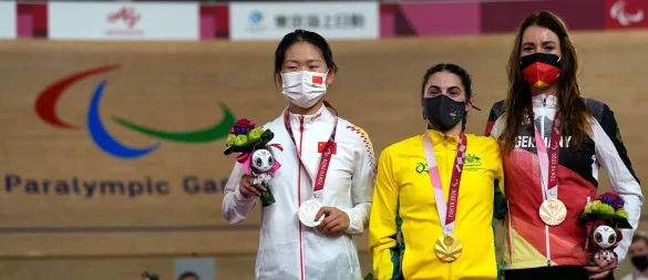 Gewann Gold in Tokio: Die Australierin Paige Greco (Mitte). (Archivfoto) - © Shuji Kajiyama/AP/dpa