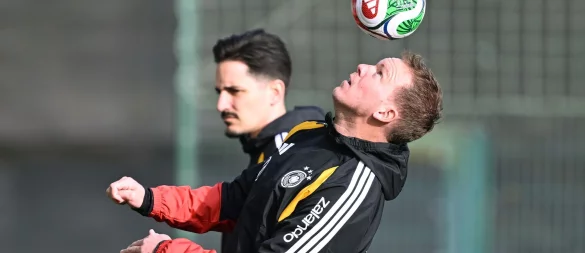 Bundestrainer Nagelsmann jongliert vor dem Training mit einem Ball. - © David Inderlied/dpa