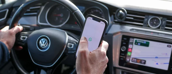 Bloß nicht ablenken lassen: So bleiben Sie beim Autofahren konzentriert. - © Jan Woitas/dpa/dpa-tmn