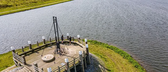 Künstliche Insel, gestautes Wasser: Aussichtspunkt im Flevopolder. - © Sportservice Flevoland/Visit Flevoland/dpa-tmn