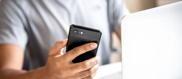 Wer sich einen neuen Internetvertrag von einem Vergleichsportal vermitteln lässt, kann Geld sparen. - © Zacharie Scheurer/dpa-tmn