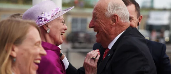Norwegens König Harald - hier bei einem Besuch bei der damaligen dänischen Königin Margrethe vor zwei Jahren - hat Humor. (Archivbild) - © Steffen Trumpf/dpa