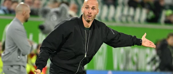 Bleibt vorerst Wolfsburg-Trainer: Der Niederländer Paul Simonis. - © Swen Pförtner/dpa