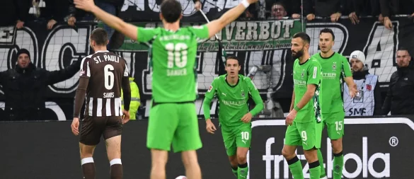 Erleichterung nach VAR-Entscheid: Mönchengladbacher jubeln nach dem 1:0 über die erste Führung der Saison. - © Daniel Bockwoldt/dpa