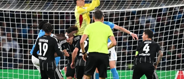 Die Spieler von Eintracht Frankfurt um Robin Koch (r) vermissten beim Gastspiel in Neapel die eigenen Fans. - © Arne Dedert/dpa