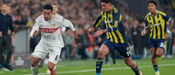 Tiago Tomas (links) und der VfB taten sich in Istanbul lange schwer - © Khalil Hamra/AP/dpa