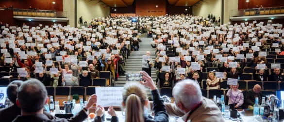 Die Mitgliederversammlung des FC St. Pauli im Audimax-Gebäude der Universität Hamburg. - © Gregor Fischer/dpa