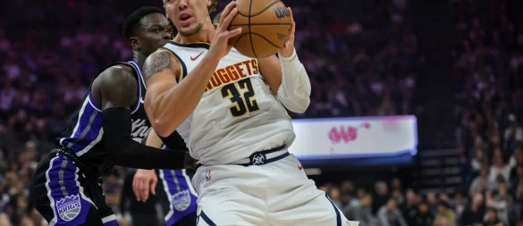 Das war nichts: Dennis Schröder (l) verlor mit Sacramento auch gegen die Denver Nuggets um Aaron Gordon. - © Randall Benton/AP/dpa