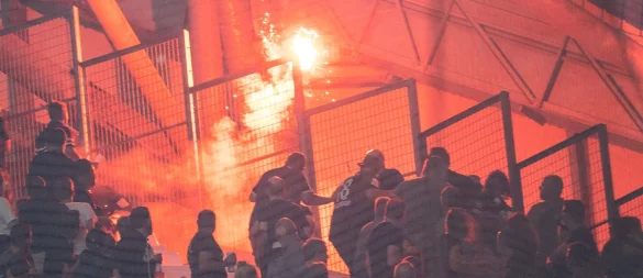 Nach Fan-Krawallen wurde das Fußball-Stadtderby in Tel Aviv abgesagt (Archivbild). - © Sebastian Gollnow/dpa