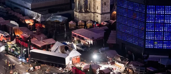 Im Gegensatz zu heute gab es damals rund um den Breitscheidplatz noch keine Schutzbarrieren (Archivbild) - © Bernd von Jutrczenka/dpa