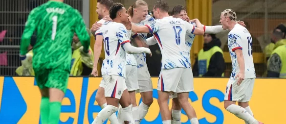 Norwegen und Torjäger Erling Haaland (Mitte) freuen sich nach einem 4:1 in Italien auf die erste WM-Teilnahme seit 1998. - © Luca Bruno/AP/dpa