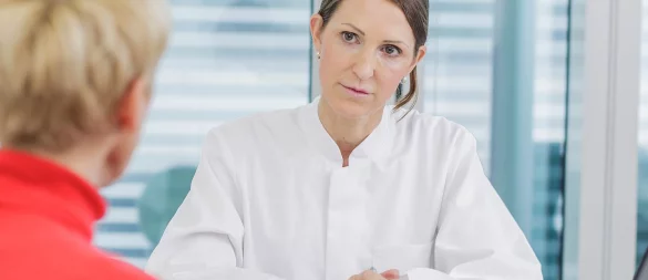 Übelkeit, Schmerzen im Oberbauch oder Fettstuhl: Sind typische Beschwerden von Pankreaskrebs stark und/oder halten länger als zwei bis vier Wochen an, sollte man sie ärztlich abklären lassen. - © Monique Wüstenhagen/dpa-tmn