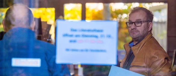 Nach knapp einem Jahr trennen sich die Wege von Oliver Hintz (r), als Leiter des Klützer Literaturhauses „Uwe Johnson“, und der Stadt als Trägerin des Hauses wieder. - © Jens Büttner/dpa