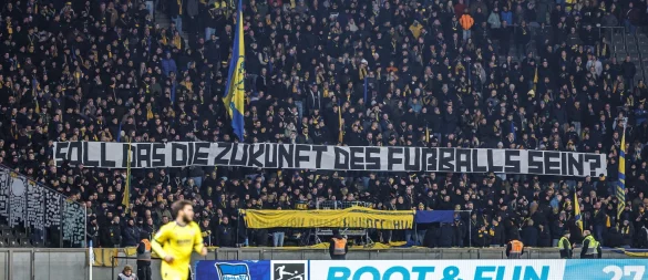 Fans von Eintracht Braunschweig haben protestiert. - © Andreas Gora/dpa
