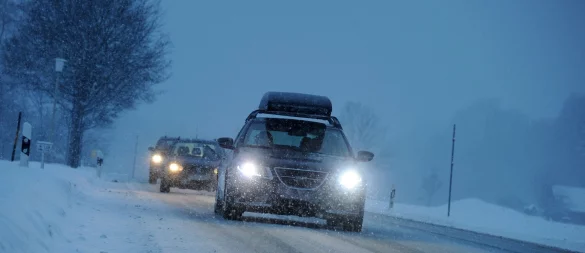 Kommt es bei winterlichen Verhältnissen zu einem Unfall mit Sommerreifen, prüft der Kaskoversicherer, ob grobe Fahrlässigkeit vorliegt. - © Tobias Hase/dpa-tmn