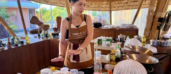 Kursleiterin Alice erläutert die verschiedenen Zutaten für die typischen thailändischen Gerichte. - © Carola Frentzen/dpa-tmn