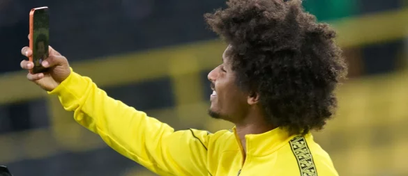 Auch Dortmunds Nationalspieler Karim Adeyemi ist in den sozialen Medien aktiv. (Archivbild) - © Bernd Thissen/dpa